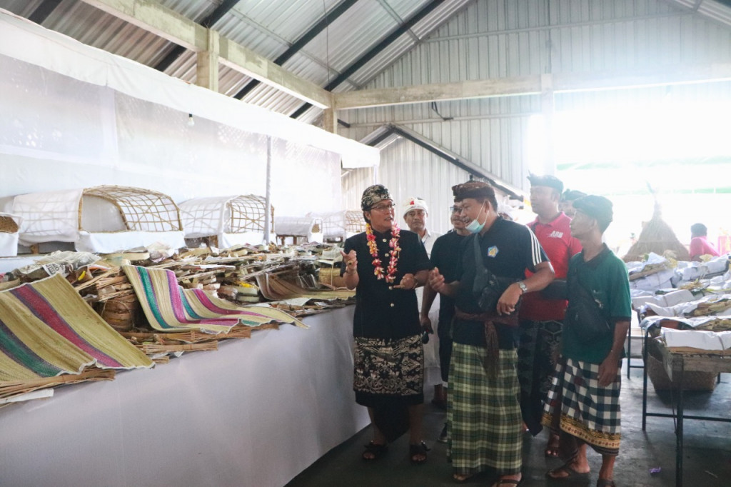 Bupati Giri Prasta Hadiri Upacara Pitra Yadnya Desa Adat Lepang Banjarangkan Klungkung